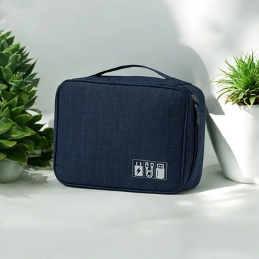 Pochette organisateur bleu foncé avec 1 compartiment, idéale pour ranger accessoires de voyage, cùbles et chargeurs.